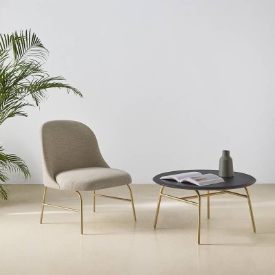 Poltrona Flap con base in metallo di Viccarbe Poltrona Flap con base in metallo di Viccarbe