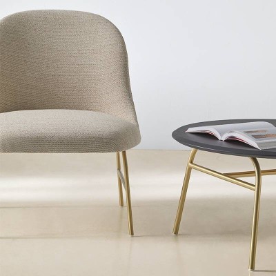 Poltrona Flap con base in metallo di Viccarbe Poltrona Flap con base in metallo di Viccarbe