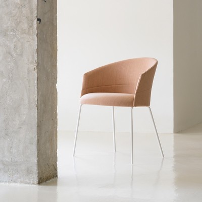 Silla Copa de Viccarbe con base de 4 pies metálicos en Moises Showroom Silla Copa de Viccarbe con base de 4 pies metálicos en Moises Showroom