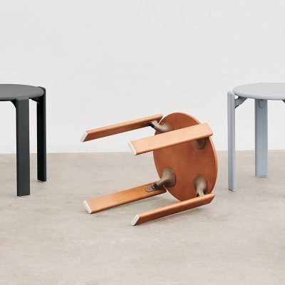 Taburete bajo REY Stool de HAY en Moises Showroom Taburete bajo REY Stool de HAY en Moises Showroom
