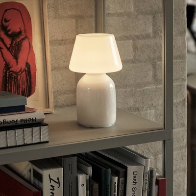 Apollo Portable Lamp de HAY en Moises Showroom Apollo Portable Lamp de HAY en Moises Showroom