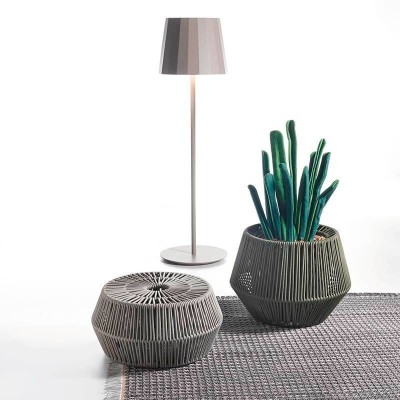 Pouf Zig Zag de kettal en Moises Showroom Pouf Zig Zag de kettal en Moises Showroom