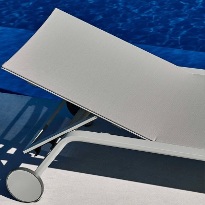 Fotografía detalle en la piscina tumbona Stack con ruedas