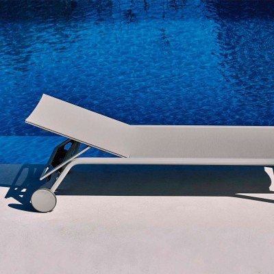 Fotografía ambientada en la piscina tumbona Stack con ruedas