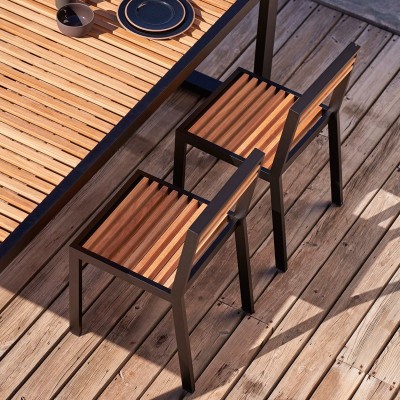 Terraza con silla y mesa de comedor DNA teca estructura negra de Gandía Blasco Terraza con silla y mesa de comedor DNA teca estructura negra de Gandía Blasco