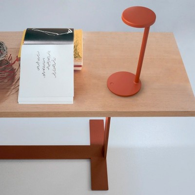 Lámpara Oblique de sobre mesa color matte rust en escritorio Lámpara Oblique de sobre mesa color matte rust en escritorio