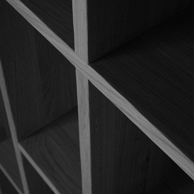 Detalle madera de roble teñida en negro estanterías M Ethnicraft Detalle madera de roble teñida en negro estanterías M Ethnicraft