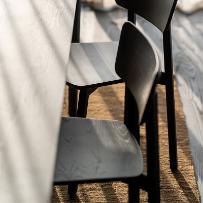Imagen ambientada silla Casale negro detalle asiento Imagen ambientada silla Casale negro detalle asiento
