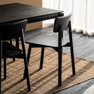 Ethnicraft imagen ambientada comedor Silla Casale roble teñido en negro y mesa bok negro Ethnicraft imagen ambientada comedor Silla Casale roble teñido en negro y mesa bok negro