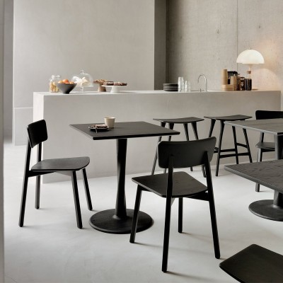 Imagen ambientada Ethnicraft cafetería silla Casale roble teñido en negro Imagen ambientada Ethnicraft cafetería silla Casale roble teñido en negro