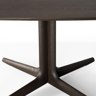 Detalle tablero y estructura portante de la mesa de comedor Corto de Ethnicraft Detalle tablero y estructura portante de la mesa de comedor Corto de Ethnicraft