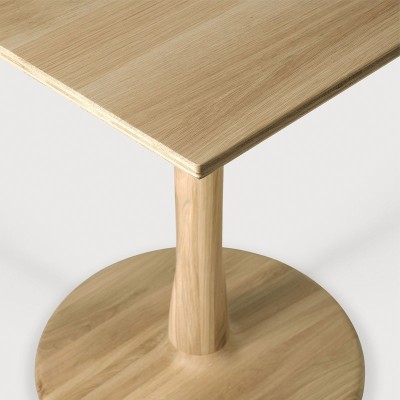 Detalle tablero y pie mesa Torsion cuadrada en roble de Ethnicraft Detalle tablero y pie mesa Torsion cuadrada en roble de Ethnicraft