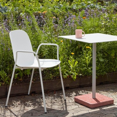 Terraza ambientada con mesa Terrazzo cuadrada color sky grey y pie en terrazo rojo de HAY Terraza ambientada con mesa Terrazzo cuadrada color sky grey y pie en terrazo rojo de HAY