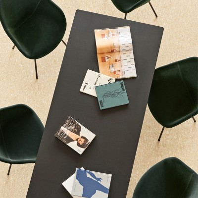 Imagen ambientada sala de reuniones About a Table linóleo negro HAY Imagen ambientada sala de reuniones About a Table linóleo negro HAY