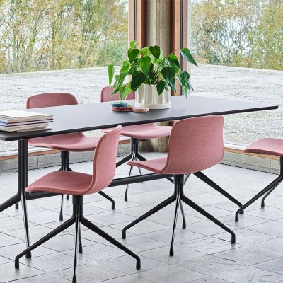 Imagen ambientada comedor con mesa About A Table 10 linóleo negro y base negra Imagen ambientada comedor con mesa About A Table 10 linóleo negro y base negra