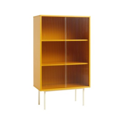 Colour Cabinet Tall acabado amarillo con puertas de cristal cerradas de HAY Colour Cabinet Tall acabado amarillo con puertas de cristal cerradas de HAY