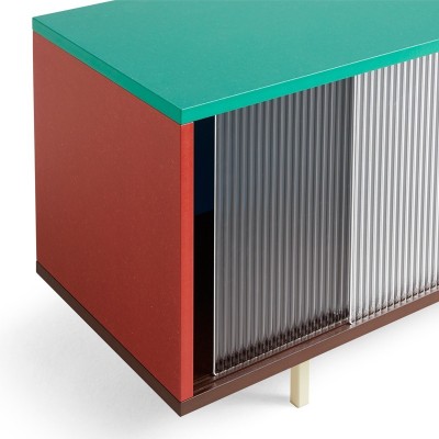 Detalle lateral Colour Cabinet M con puertas de vidrio Detalle lateral Colour Cabinet M con puertas de vidrio