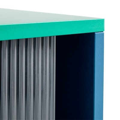 Lateral derecho detalle Colour Cabinet M con puertas de vidrio Lateral derecho detalle Colour Cabinet M con puertas de vidrio