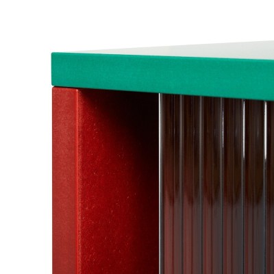 Detalle esquina Colour Cabinet con puertas de vidrio Detalle esquina Colour Cabinet con puertas de vidrio