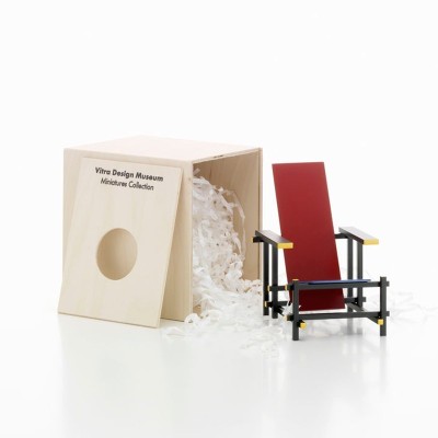 Miniatura Rood Blauwe Stoel Vitra presentación Miniatura Rood Blauwe Stoel Vitra presentación
