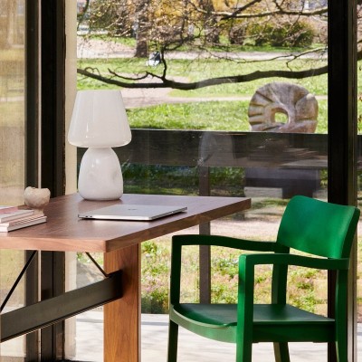 Imagen ambientada despacho Apollo Table Lamp Shade HAY Imagen ambientada despacho Apollo Table Lamp Shade HAY