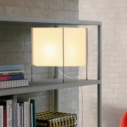 Imagen ambientada estantería Paper Cube Tabel Lamp encendida HAY Imagen ambientada estantería Paper Cube Tabel Lamp encendida HAY
