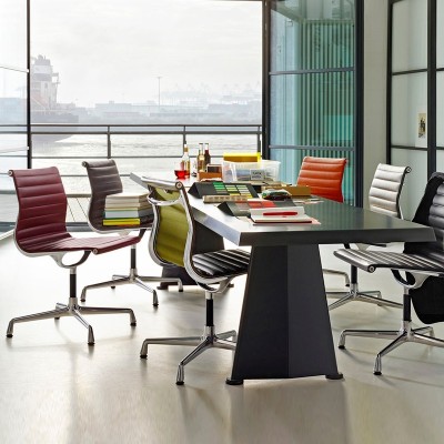 Mesa Trapéze de Vitra, diseñada por Jean Prouvé Mesa Trapéze de Vitra, diseñada por Jean Prouvé