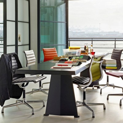 Mesa Trapéze de Vitra, diseñada por Jean Prouvé Mesa Trapéze de Vitra, diseñada por Jean Prouvé