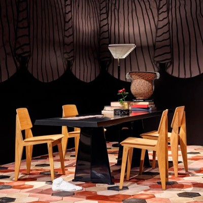 Mesa Trapéze de Vitra, diseñada por Jean Prouvé Mesa Trapéze de Vitra, diseñada por Jean Prouvé
