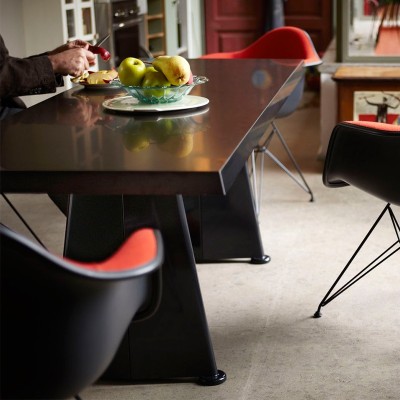 Mesa Trapéze de Vitra, diseñada por Jean Prouvé Mesa Trapéze de Vitra, diseñada por Jean Prouvé