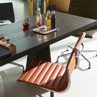 Mesa Trapéze de Vitra, diseñada por Jean Prouvé Mesa Trapéze de Vitra, diseñada por Jean Prouvé