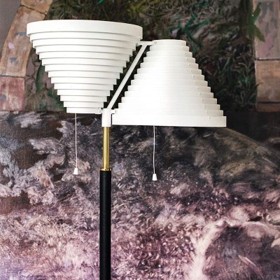 Lámpara de pie A810 Artek latón detalle Lámpara de pie A810 Artek latón detalle