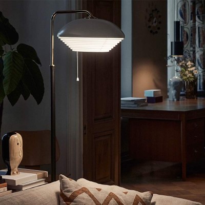 Lámpara de pie A811 brass Artek ambientada Lámpara de pie A811 brass Artek ambientada