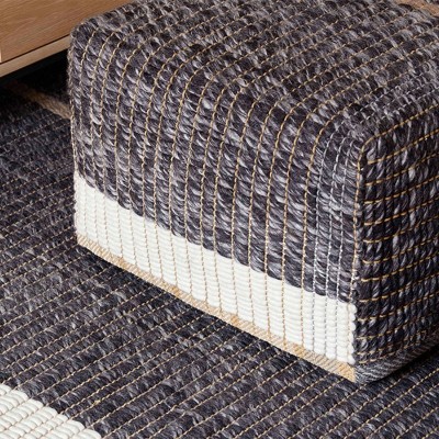 Detalle lana Puf Reversible Black de Gan Rugs Detalle lana Puf Reversible Black de Gan Rugs