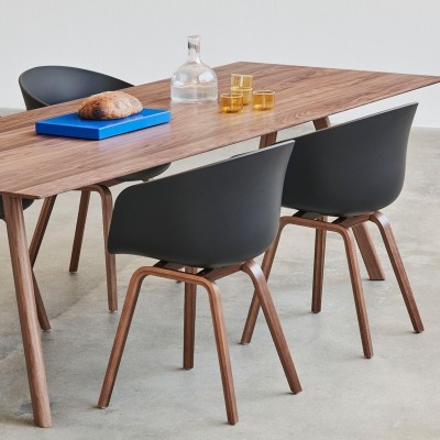 Imagen ambientada AAC22 base nogal carcasa soft black con mesa CPH30 HAY Imagen ambientada AAC22 base nogal carcasa soft black con mesa CPH30 HAY