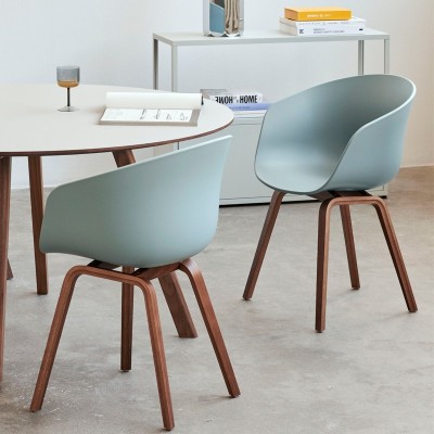 Imagen ambientada AAC22 base nogal carcasa dusty blue con mesa CPH25 HAY Imagen ambientada AAC22 base nogal carcasa dusty blue con mesa CPH25 HAY