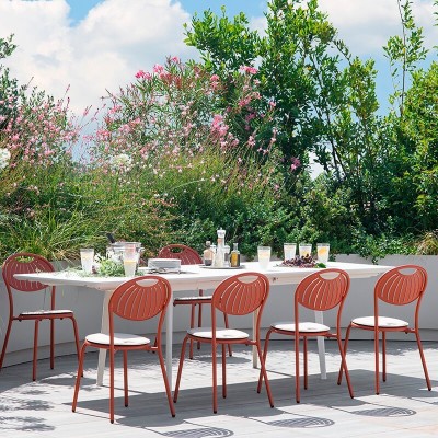 Silla Coupole arce rojo con cojín de asiento imagen ambientada comedor exterior Emu Silla Coupole arce rojo con cojín de asiento imagen ambientada comedor exterior Emu