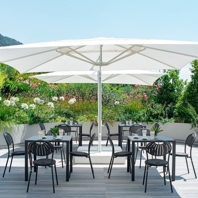 Silla Coupole negro con cojín de asiento imagen ambientada terraza exterior Emu Silla Coupole negro con cojín de asiento imagen ambientada terraza exterior Emu