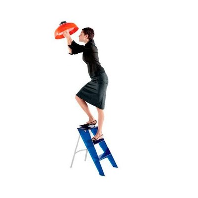 Escalera Upper azul ambientada Kartell Escalera Upper azul ambientada Kartell