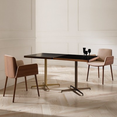 Imagen ambientada con silla Hug nogal super mate de Punt Mobles. Imagen ambientada con silla Hug nogal super mate de Punt Mobles.