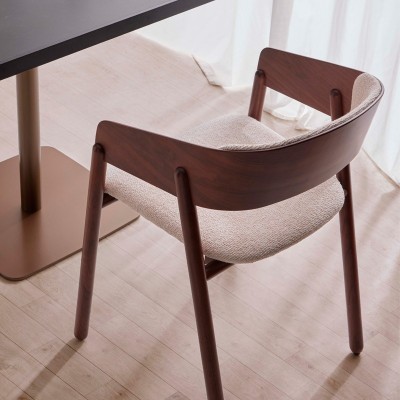 Detalle Mava chair tapizada estructura nogal super mate de Punt Mobles. Detalle Mava chair tapizada estructura nogal super mate de Punt Mobles.