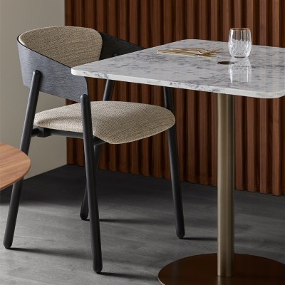 Mava chair tapizada estructura roble teñido ébano imagen ambientada cafetería de Punt Mobles. Mava chair tapizada estructura roble teñido ébano imagen ambientada cafetería de Punt Mobles.