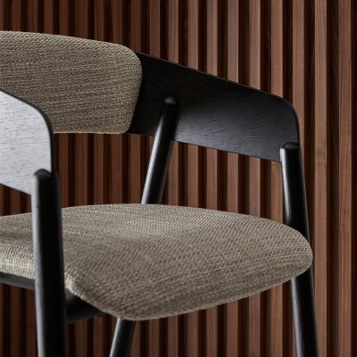 Detalle Mava chair tapizada estructura roble teñido ébano de Punt Mobles. Detalle Mava chair tapizada estructura roble teñido ébano de Punt Mobles.