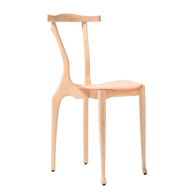 Silla Gaulinetta en madera maciza de fresno barnizada natural y cuero natural de BD Barcelona. Silla Gaulinetta en madera maciza de fresno barnizada natural y cuero natural de BD Barcelona.
