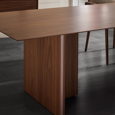 Imagen detalle mesa de comedor Stockholm nogal super mate aluminio anodizado rosa palo de Punt Mobles. Imagen detalle mesa de comedor Stockholm nogal super mate aluminio anodizado rosa palo de Punt Mobles.