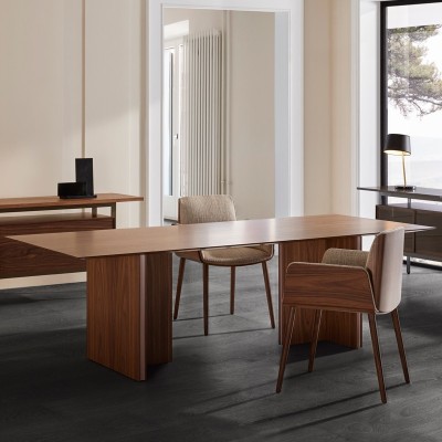 Imagen ambientada mesa de comedor Stockholm nogal super mate aluminio anodizado rosa palo de Punt Mobles. Imagen ambientada mesa de comedor Stockholm nogal super mate aluminio anodizado rosa palo de Punt Mobles.