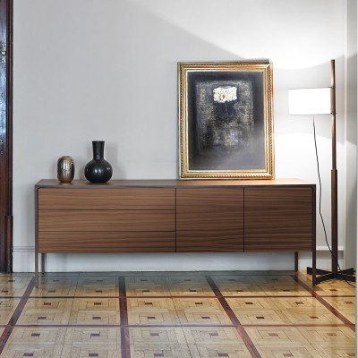 Aparador Tactile con cajones 216 cuerpo nogal super mate y estructura roble teñido ébano imagen ambientada de Punt Mobles. Aparador Tactile con cajones 216 cuerpo nogal super mate y estructura roble teñido ébano imagen ambientada de Punt Mobles.