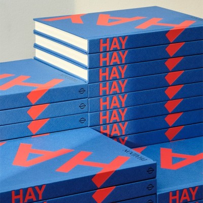 HAY Phaidon book apilados imagen ambientada. HAY Phaidon book apilados imagen ambientada.