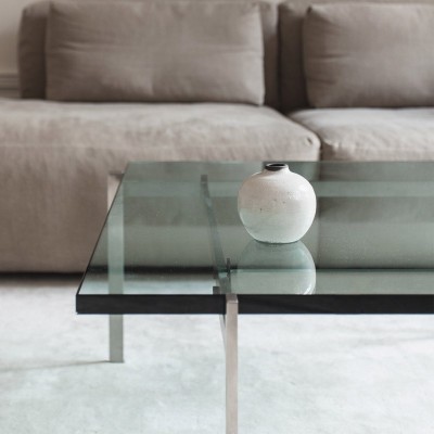 Imagen ambientada mesita PK61 vidrio de Fritz Hansen Imagen ambientada mesita PK61 vidrio de Fritz Hansen