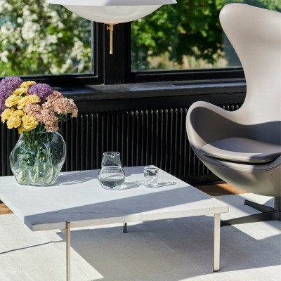Imagen ambientada mesita PK61 mármol blanco de Fritz Hansen Imagen ambientada mesita PK61 mármol blanco de Fritz Hansen